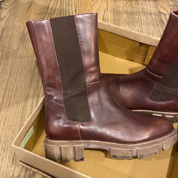 Free people boots. Size 10. In box. Worn once. - Picture 2 of 5